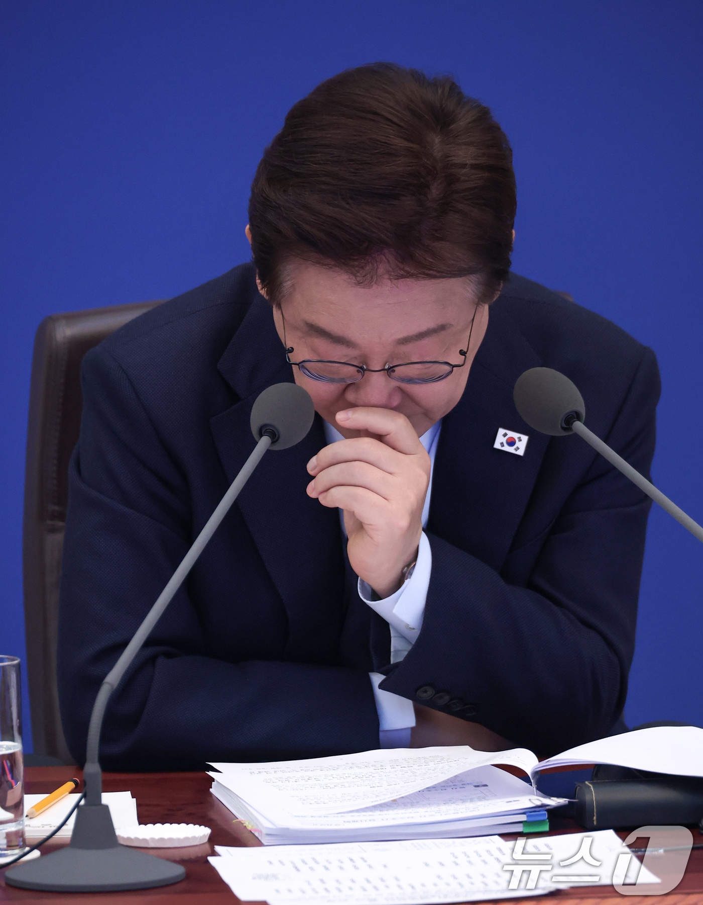 (서울=뉴스1) 허경 기자 = 이재명 대통령이 6일 청와대에서 열린 비상경제점검회의 겸 국무회의에서 자료를 보고 있다. (청와대통신사진기자단) 2026.5.6/뉴스1