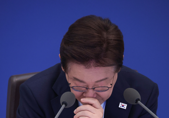 저료 살펴보는 이재명 대통령