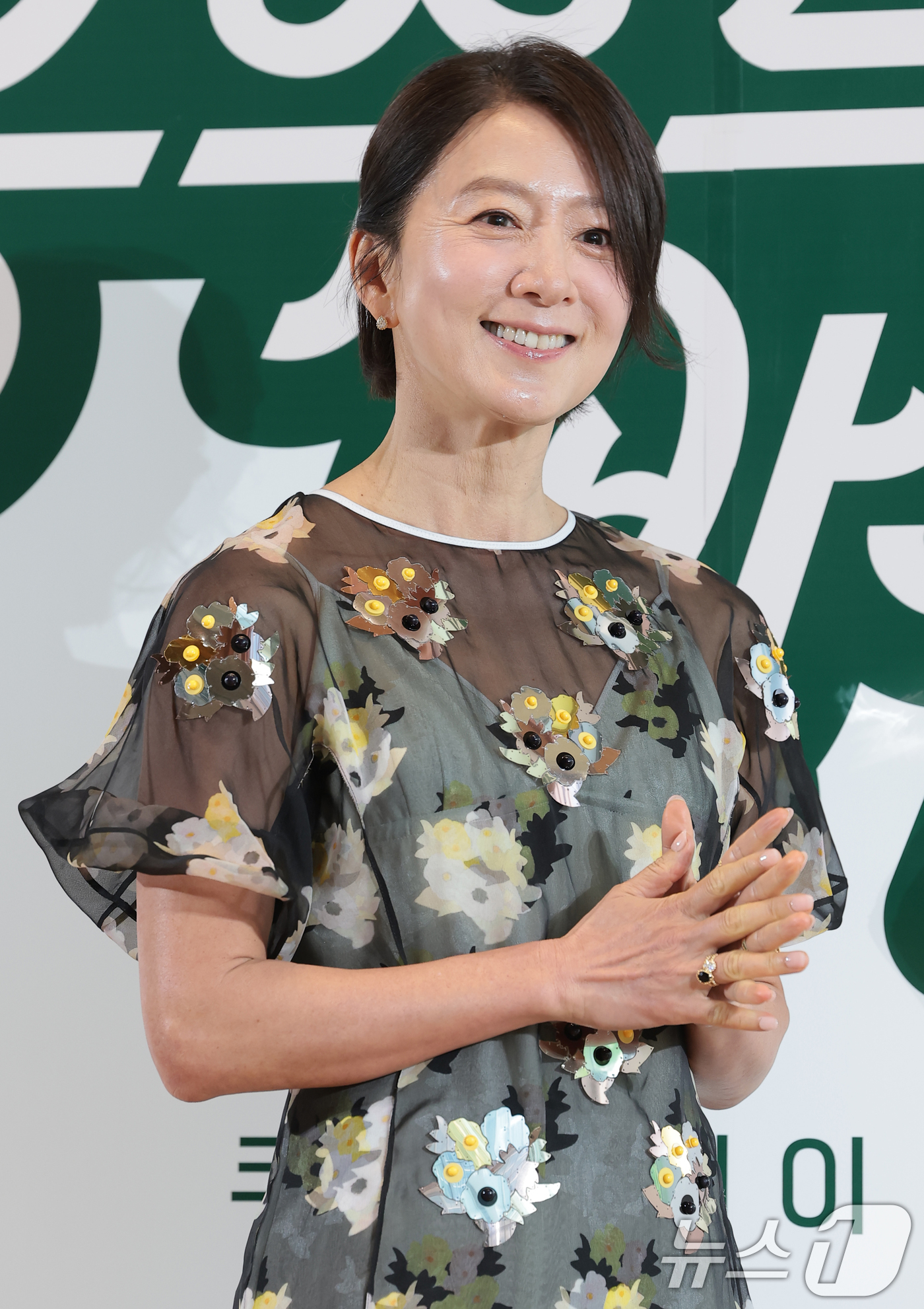 (서울=뉴스1) 권현진 기자 = 배우 김희애가 6일 서울 중구 커뮤니티하우스 마실에서 열린 ’봉주르빵집‘ 제작발표회에서 포즈를 취하고 있다.‘봉주르빵집'은 조용한 시골 마을에 문을 …