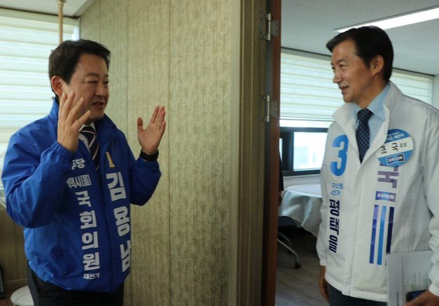 평택서 조우한 조국·김용남…미소 뒤엔 '검증 공방' 격화