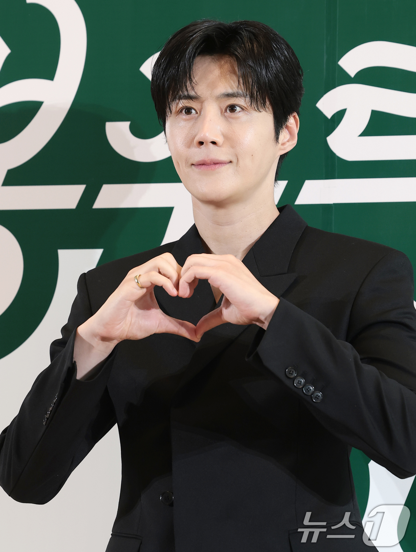 (서울=뉴스1) 권현진 기자 = 배우 김선호가 6일 서울 중구 커뮤니티하우스 마실에서 열린 ’봉주르빵집‘ 제작발표회에서 포즈를 취하고 있다.‘봉주르빵집'은 조용한 시골 마을에 문을 …