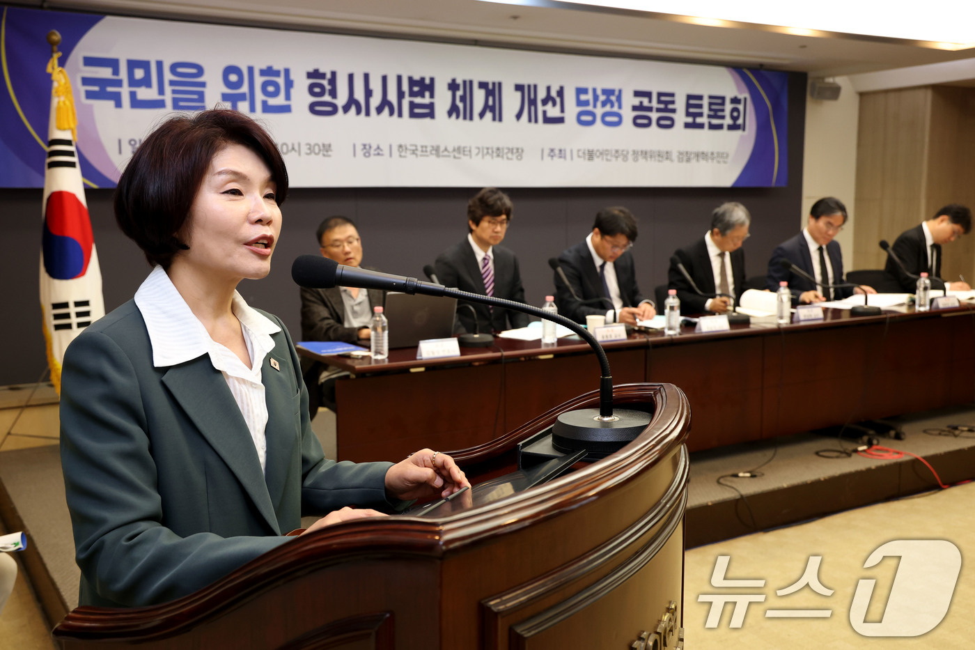 (서울=뉴스1) 이광호 기자 = 한정애 더불어민주당 정책위의장이 6일 오전 서울 중구 한국프레스센터에서 열린 국민을 위한 형사사법 체계 개선 당정 공동 토론회에서 인사말을 하고 있 …