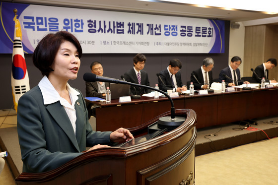 인사말하는 한정애 정책위의장