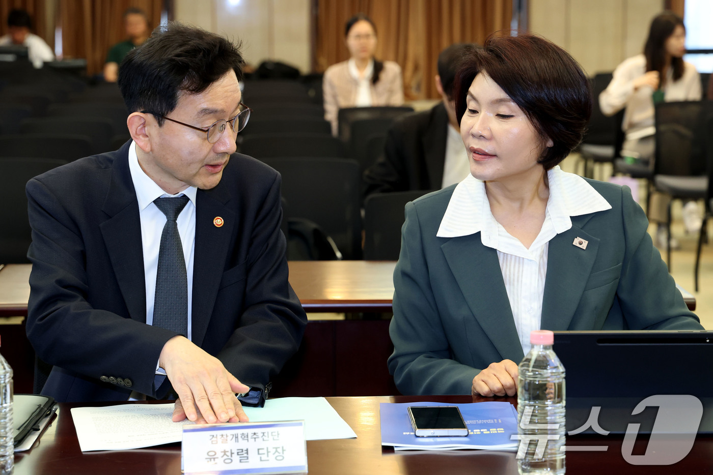 (서울=뉴스1) 이광호 기자 = 윤창열 검찰개혁추진단장(왼쪽)과 한정애 더불어민주당 정책위의장이 6일 오전 서울 중구 한국프레스센터에서 열린 국민을 위한 형사사법 체계 개선 당정 …