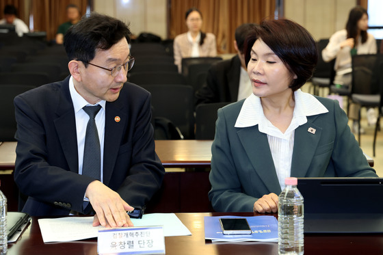 대화하는 윤창렬 검찰개혁추진단장과 한정애 정책위의장