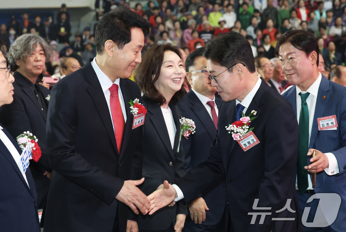 (서울=뉴스1) 오대일 기자 = 정원오 더불어민주당 서울시장 후보와 오세훈 국민의힘 서울시장 후보가 6일 서울 중구 장충체육관에서 열린 대한노인회 서울시연합회 제54회 어버이날 기 …