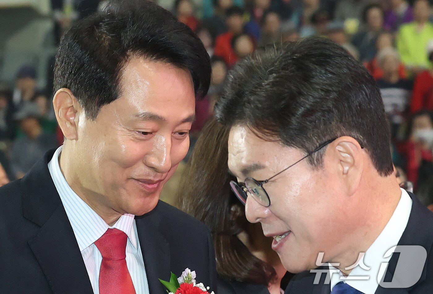 본문 이미지 - 정원오 더불어민주당 서울시장 후보와 오세훈 국민의힘 서울시장 후보가 6일 서울 중구 장충체육관에서 열린 대한노인회 서울시연합회 제54회 어버이날 기념행사에 나란히 참석해 인사를 나누고 있다. 2026.5.6 ⓒ 뉴스1 오대일 기자
