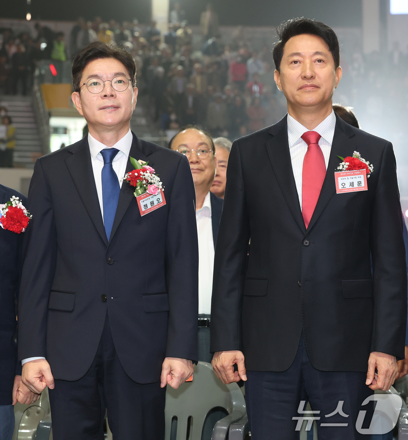 (서울=뉴스1) 오대일 기자 = 정원오 더불어민주당 서울시장 후보와 오세훈 국민의힘 서울시장 후보가 6일 서울 중구 장충체육관에서 열린 대한노인회 서울시연합회 제54회 어버이날 기 …