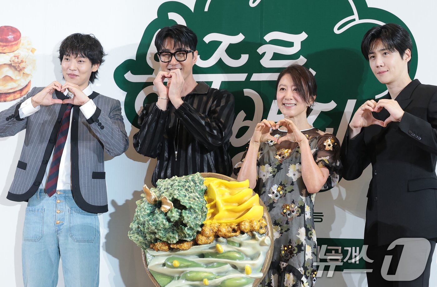 본문 이미지 - 배우 이기택(왼쪽부터)과 차승원, 김희애, 김선호가 6일 서울 중구 커뮤니티하우스 마실에서 열린 ’봉주르빵집‘ 제작발표회에서 포즈를 취하고 있다. ‘봉주르빵집'은 조용한 시골 마을에 문을 연 국내 최초 '시니어 디저트 카페'를 배경으로 인생의 맛을 아는 어르신들과 행복의 맛을 아는 빵집 식구들이 달콤한 위로와 온기를 나누는 힐링 베이킹 예능이다. 2026.5.6 ⓒ 뉴스1 권현진 기자