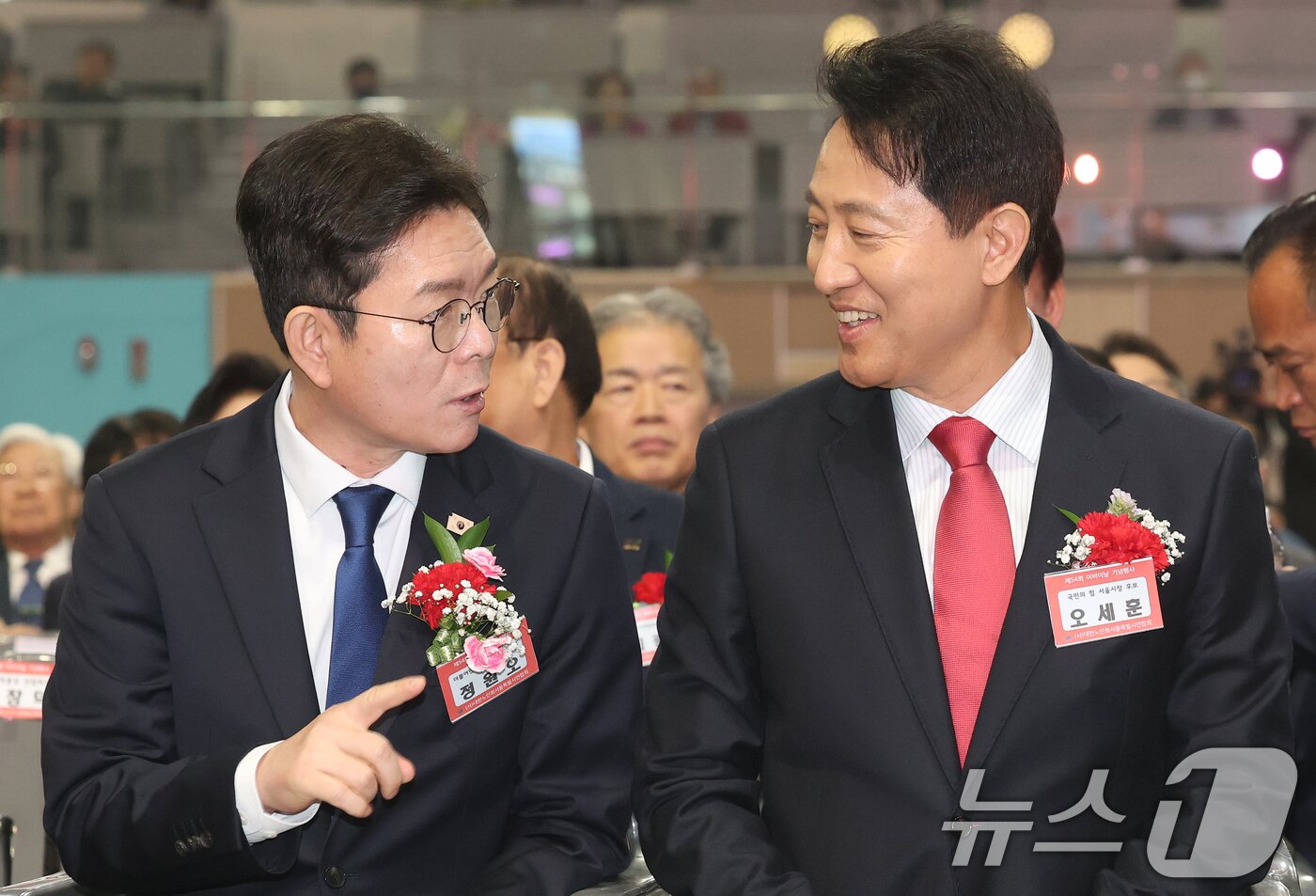 본문 이미지 - 정원오 더불어민주당 서울시장 후보와 오세훈 국민의힘 서울시장 후보가 6일 서울 중구 장충체육관에서 열린 대한노인회 서울시연합회 제54회 어버이날 기념행사에서 대화를 나누고 있다. 2026.5.6 ⓒ 뉴스1 오대일 기자