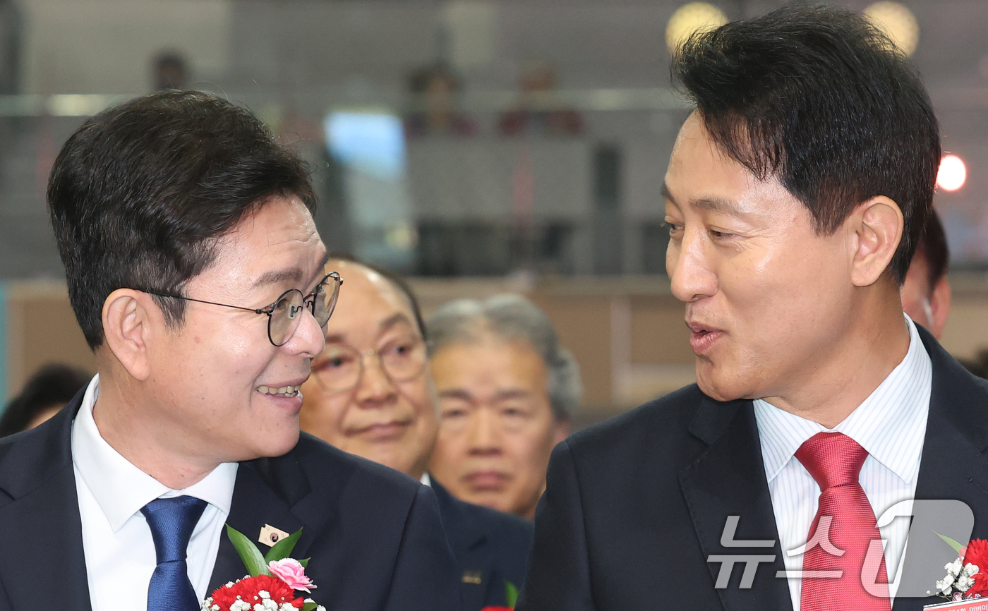 (서울=뉴스1) 오대일 기자 = 정원오 더불어민주당 서울시장 후보와 오세훈 국민의힘 서울시장 후보가 6일 서울 중구 장충체육관에서 열린 대한노인회 서울시연합회 제54회 어버이날 기 …