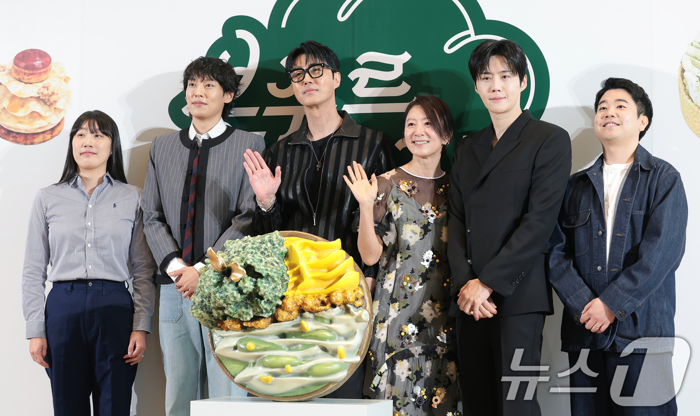 (서울=뉴스1) 권현진 기자 = 김란주 작가(왼쪽부터)와 이기택, 차승원, 김희애, 김선호, 박근형 PD가 6일 서울 중구 커뮤니티하우스 마실에서 열린 ’봉주르빵집‘ 제작발표회에서 …