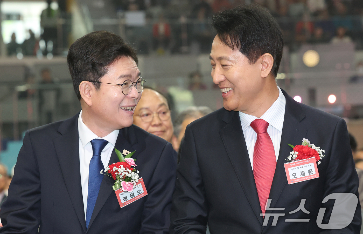 (서울=뉴스1) 오대일 기자 = 정원오 더불어민주당 서울시장 후보와 오세훈 국민의힘 서울시장 후보가 6일 서울 중구 장충체육관에서 열린 대한노인회 서울시연합회 제54회 어버이날 기 …