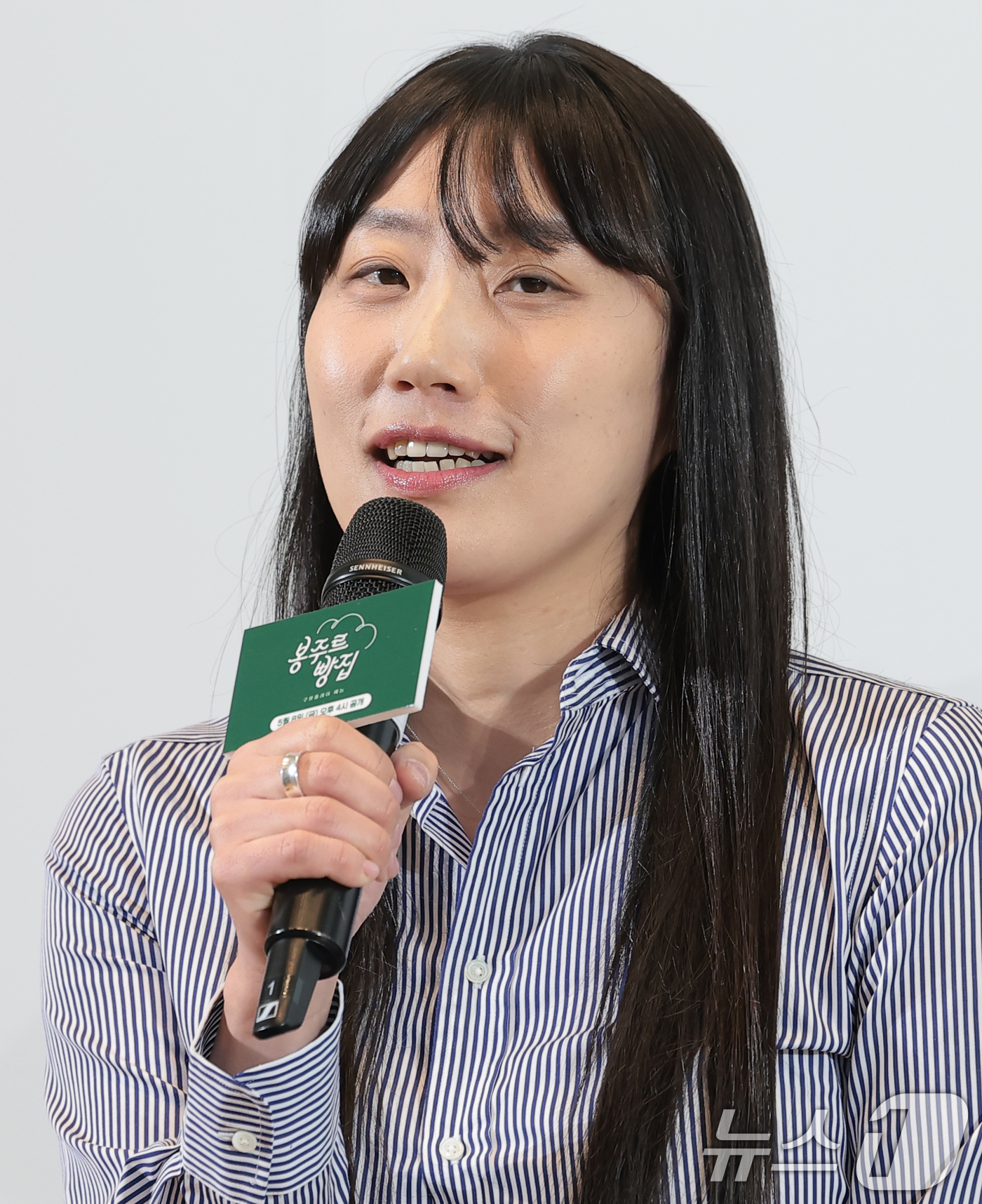 (서울=뉴스1) 권현진 기자 = 김란주 작가가 6일 서울 중구 커뮤니티하우스 마실에서 열린 ’봉주르빵집‘ 제작발표회에서 인사말을 하고 있다.‘봉주르빵집'은 조용한 시골 마을에 문을 …