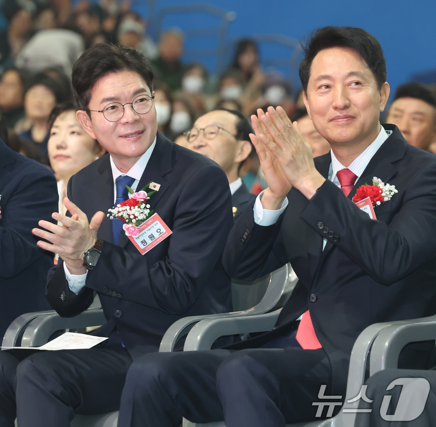 (서울=뉴스1) 오대일 기자 = 정원오 더불어민주당 서울시장 후보와 오세훈 국민의힘 서울시장 후보가 6일 서울 중구 장충체육관에서 열린 대한노인회 서울시연합회 제54회 어버이날 기 …