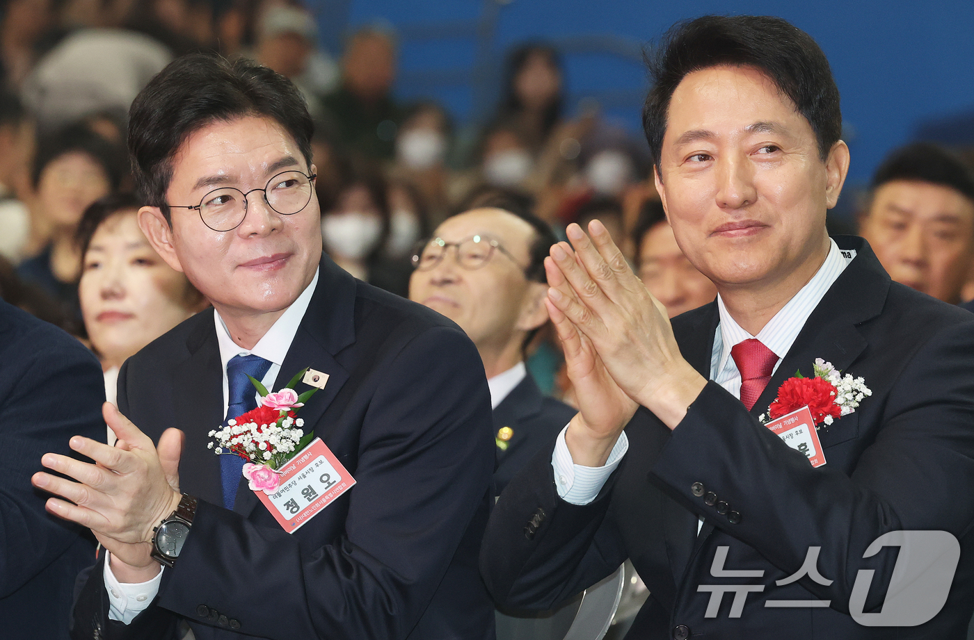 (서울=뉴스1) 오대일 기자 = 정원오 더불어민주당 서울시장 후보와 오세훈 국민의힘 서울시장 후보가 6일 서울 중구 장충체육관에서 열린 대한노인회 서울시연합회 제54회 어버이날 기 …