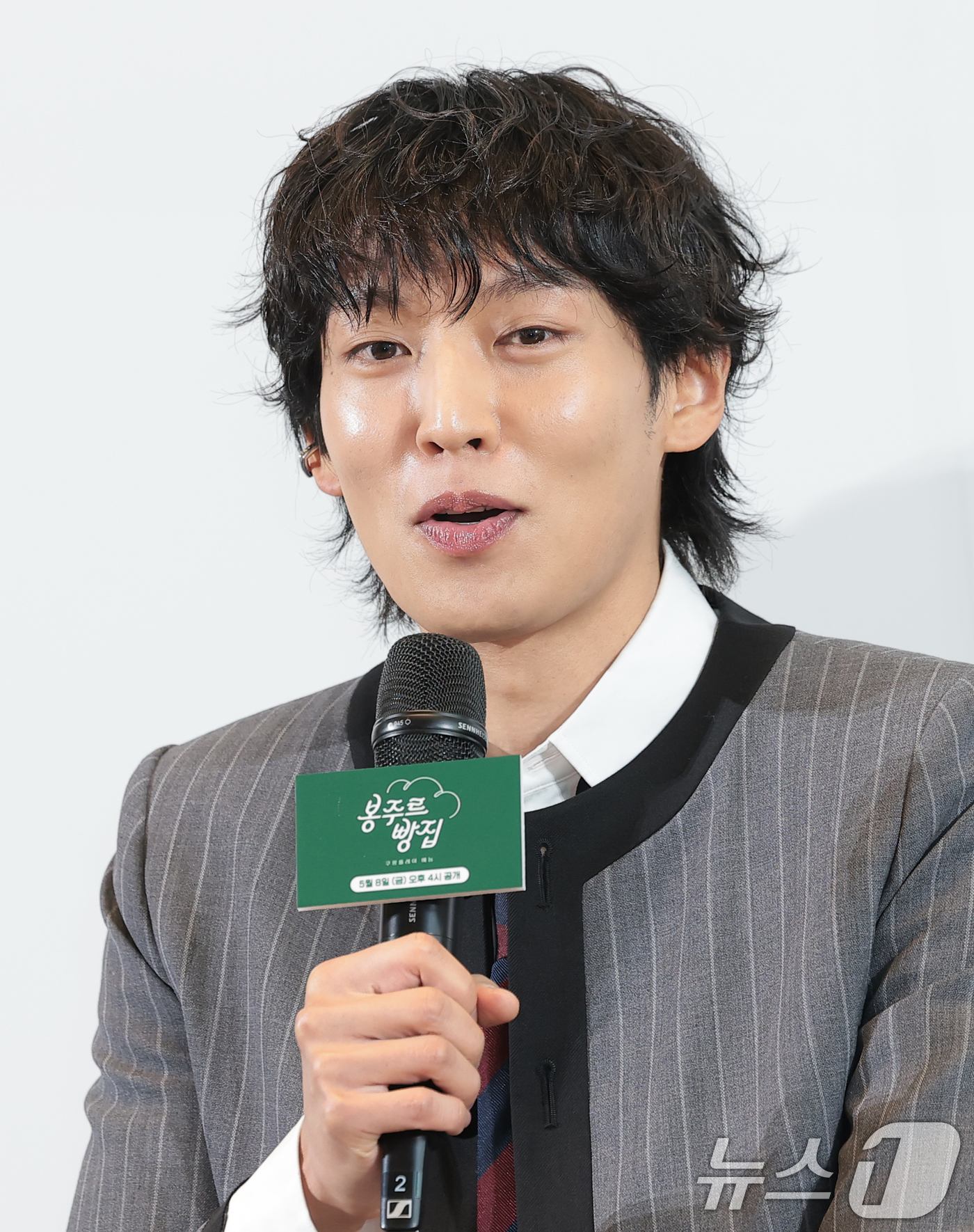 (서울=뉴스1) 권현진 기자 = 배우 이기택이 6일 서울 중구 커뮤니티하우스 마실에서 열린 ’봉주르빵집‘ 제작발표회에서 인사말을 하고 있다.‘봉주르빵집'은 조용한 시골 마을에 문을 …