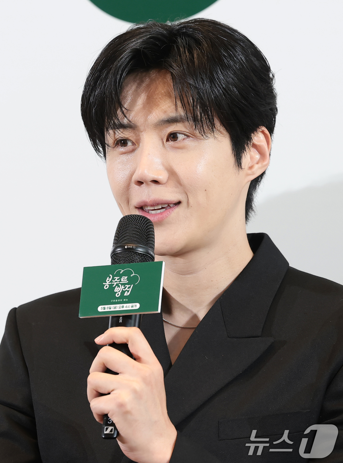 (서울=뉴스1) 권현진 기자 = 배우 김선호가 6일 서울 중구 커뮤니티하우스 마실에서 열린 ’봉주르빵집‘ 제작발표회에서 인사말을 하고 있다.‘봉주르빵집'은 조용한 시골 마을에 문을 …