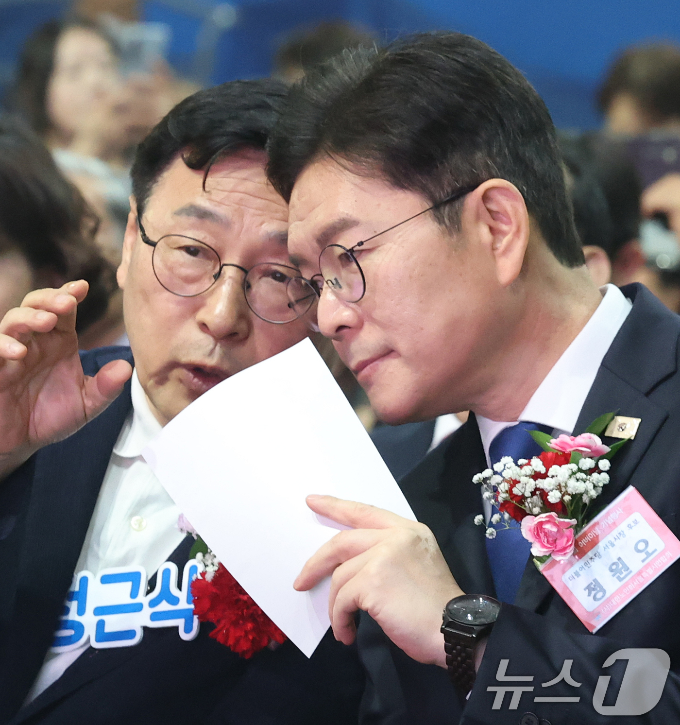 (서울=뉴스1) 오대일 기자 = 정원오 더불어민주당 서울시장 후보가 6일 서울 중구 장충체육관에서 열린 대한노인회 서울시연합회 제54회 어버이날 기념행사에서 정근식 서울시교육감 후 …