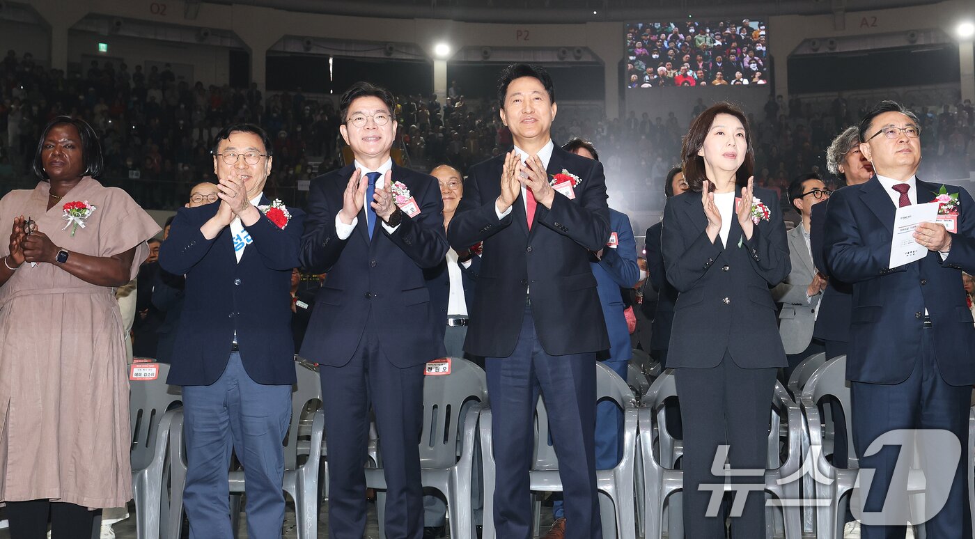 본문 이미지 - 정원오 더불어민주당 서울시장 후보와 오세훈 국민의힘 서울시장 후보가 6일 서울 중구 장충체육관에서 열린 대한노인회 서울시연합회 제54회 어버이날 기념행사에서 나란히 손뼉을 치고 있다. 2026.5.6 ⓒ 뉴스1 오대일 기자