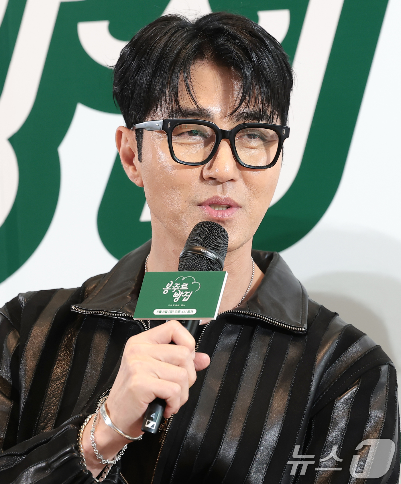 (서울=뉴스1) 권현진 기자 = 배우 차승원이 6일 서울 중구 커뮤니티하우스 마실에서 열린 ’봉주르빵집‘ 제작발표회에서 인사말을 하고 있다.‘봉주르빵집'은 조용한 시골 마을에 문을 …
