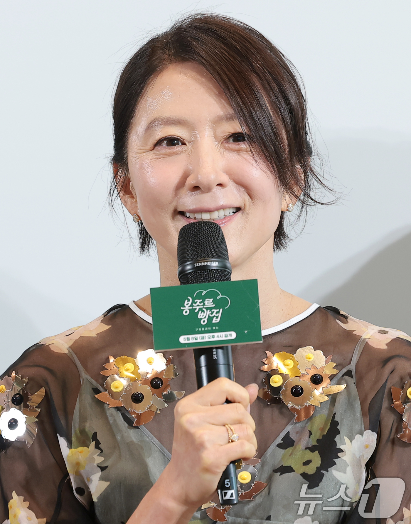 (서울=뉴스1) 권현진 기자 = 배우 김희애가 6일 서울 중구 커뮤니티하우스 마실에서 열린 ’봉주르빵집‘ 제작발표회에서 인사말을 하고 있다.‘봉주르빵집'은 조용한 시골 마을에 문을 …