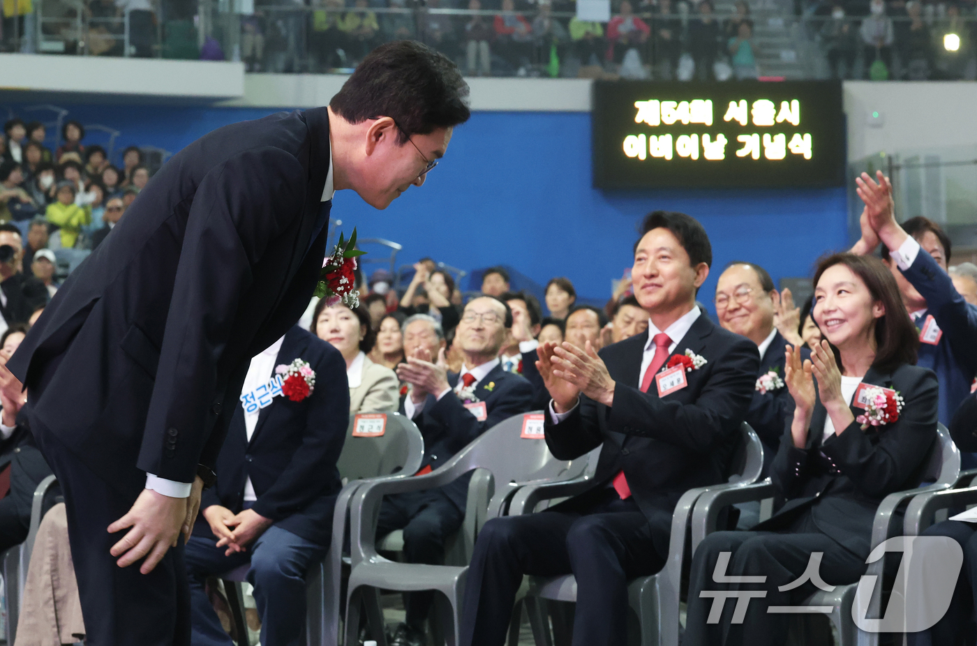 (서울=뉴스1) 오대일 기자 = 6일 서울 중구 장충체육관에서 열린 대한노인회 서울시연합회 제54회 어버이날 기념행사에서 정원오 더불어민주당 서울시장 후보가 어르신들에게 인사하는 …