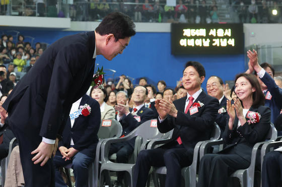 정원오 후보에게 박수 보내는 오세훈 후보