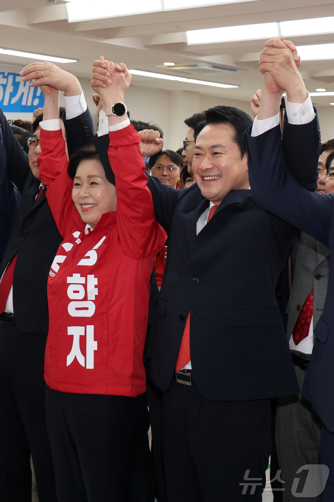 (수원=뉴스1) 황기선 기자 = 장동혁 국민의힘 대표와 양향자 경기도지사 후보가 6일 오전 경기 수원시 경기도당에서 열린 경기도당 필승결의대회에서 손을 들어올리고 있다. 2026. …