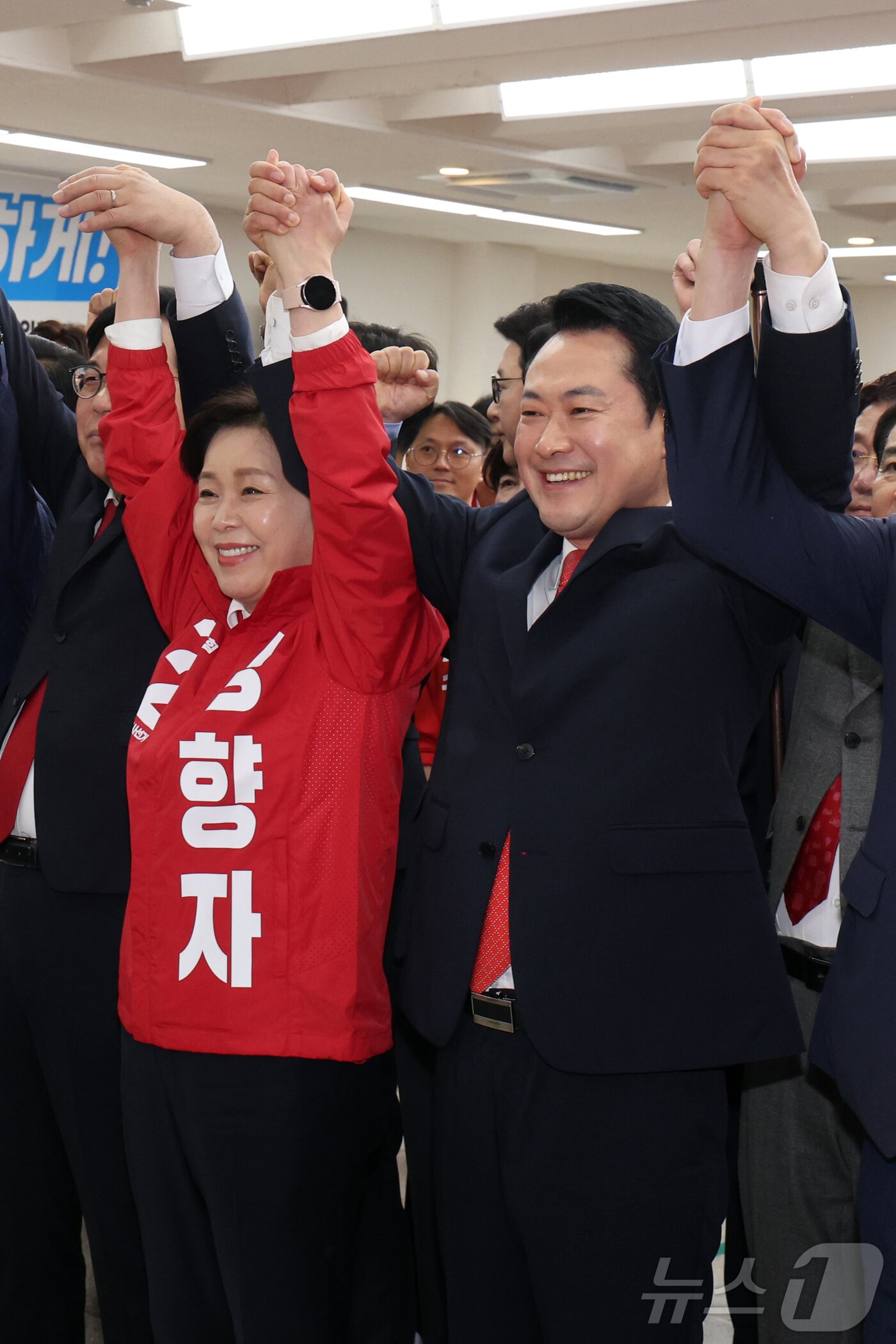 본문 이미지 - 장동혁 국민의힘 대표와 양향자 경기도지사 후보가 6일 오전 경기 수원시 경기도당에서 열린 경기도당 필승결의대회에서 손을 들어올리고 있다. 2026.5.6 ⓒ 뉴스1 황기선 기자
