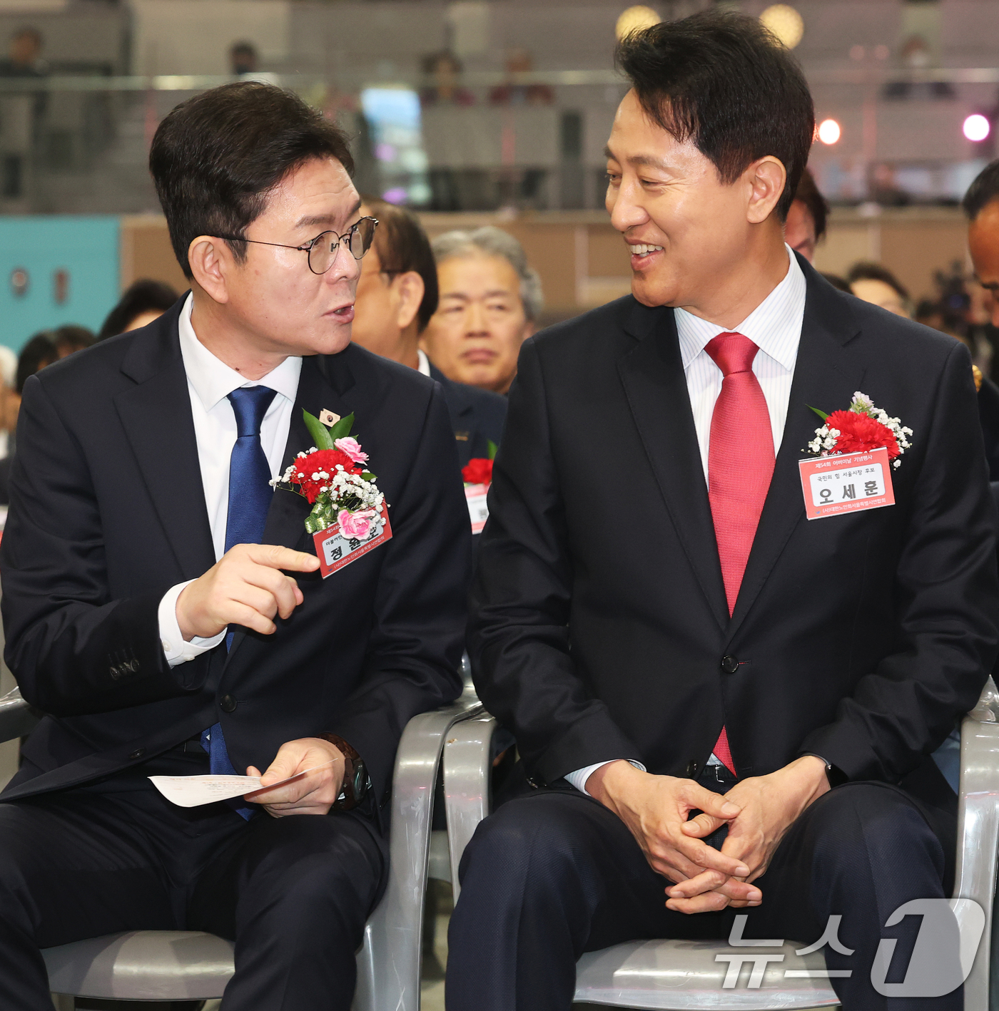 (서울=뉴스1) 오대일 기자 = 정원오 더불어민주당 서울시장 후보와 오세훈 국민의힘 서울시장 후보가 6일 서울 중구 장충체육관에서 열린 대한노인회 서울시연합회 제54회 어버이날 기 …