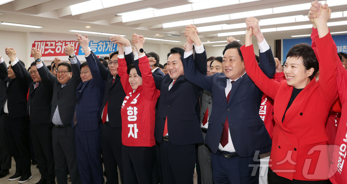 (수원=뉴스1) 황기선 기자 = 장동혁 국민의힘 대표와 양향자 경기도지사 후보가 6일 오전 경기 수원시 경기도당에서 열린 경기도당 필승결의대회에서 참석자들과 손을 들어올리고 있다. …