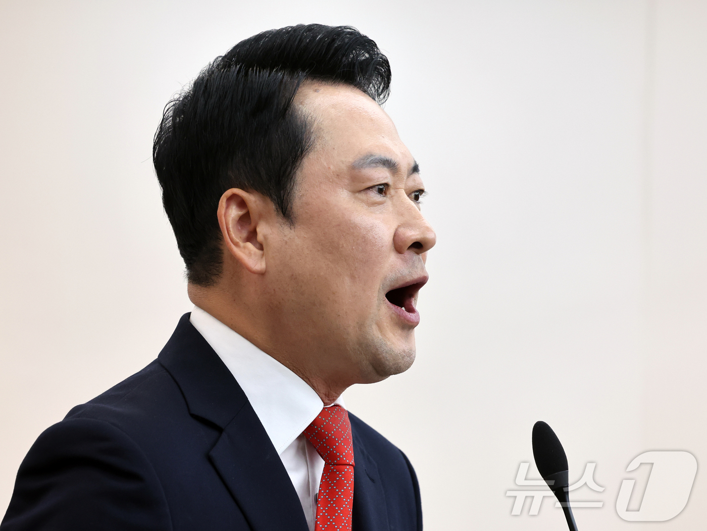 (수원=뉴스1) 황기선 기자 = 장동혁 국민의힘 대표와 양향자 경기도지사 후보가 6일 오전 경기 수원시 경기도당에서 열린 경기도당 필승결의대회에서 인사말을 하고 있다. 2026.5 …