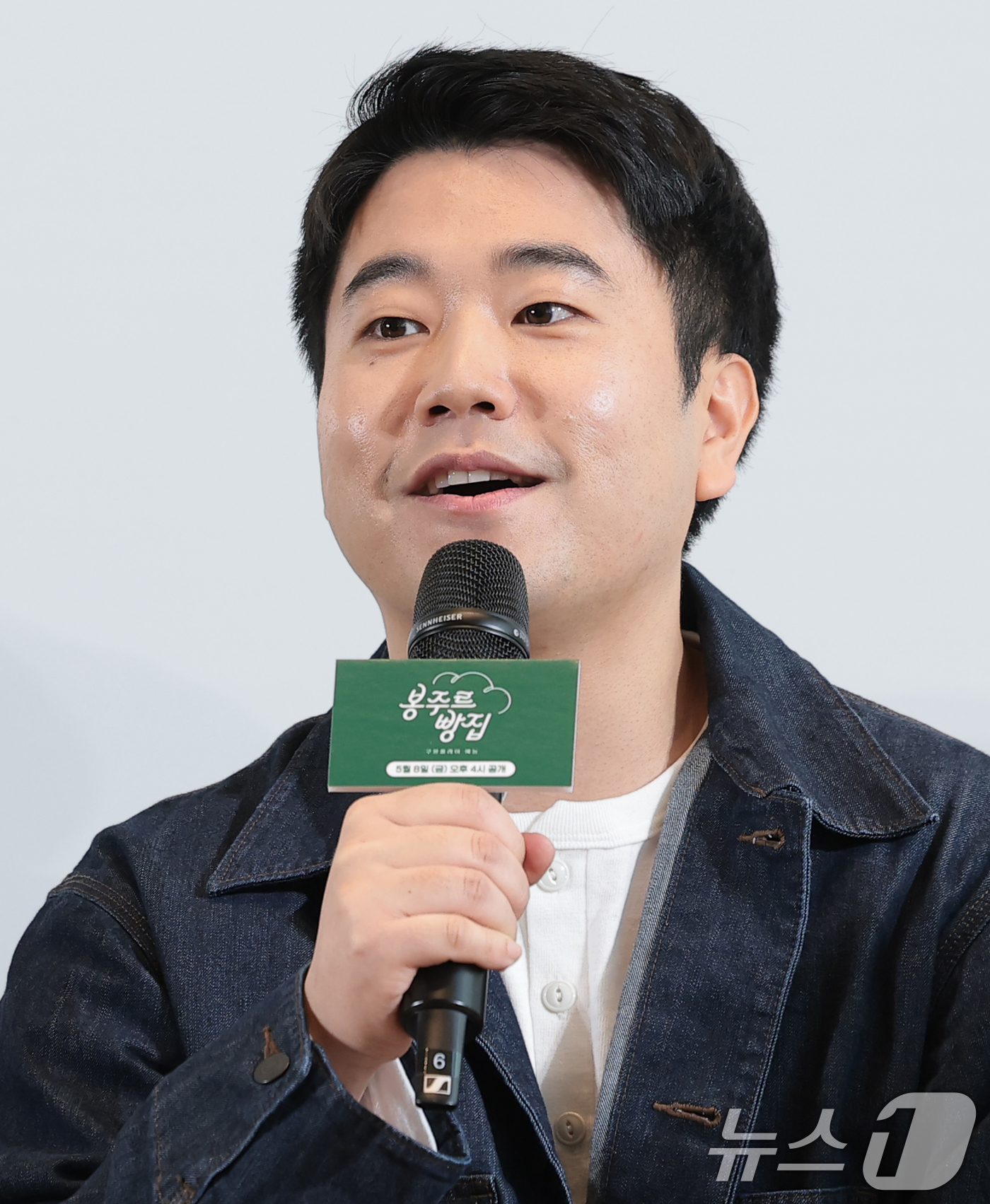 (서울=뉴스1) 권현진 기자 = 박근형 PD가 6일 서울 중구 커뮤니티하우스 마실에서 열린 ’봉주르빵집‘ 제작발표회에서 인사말을 하고 있다.‘봉주르빵집'은 조용한 시골 마을에 문을 …