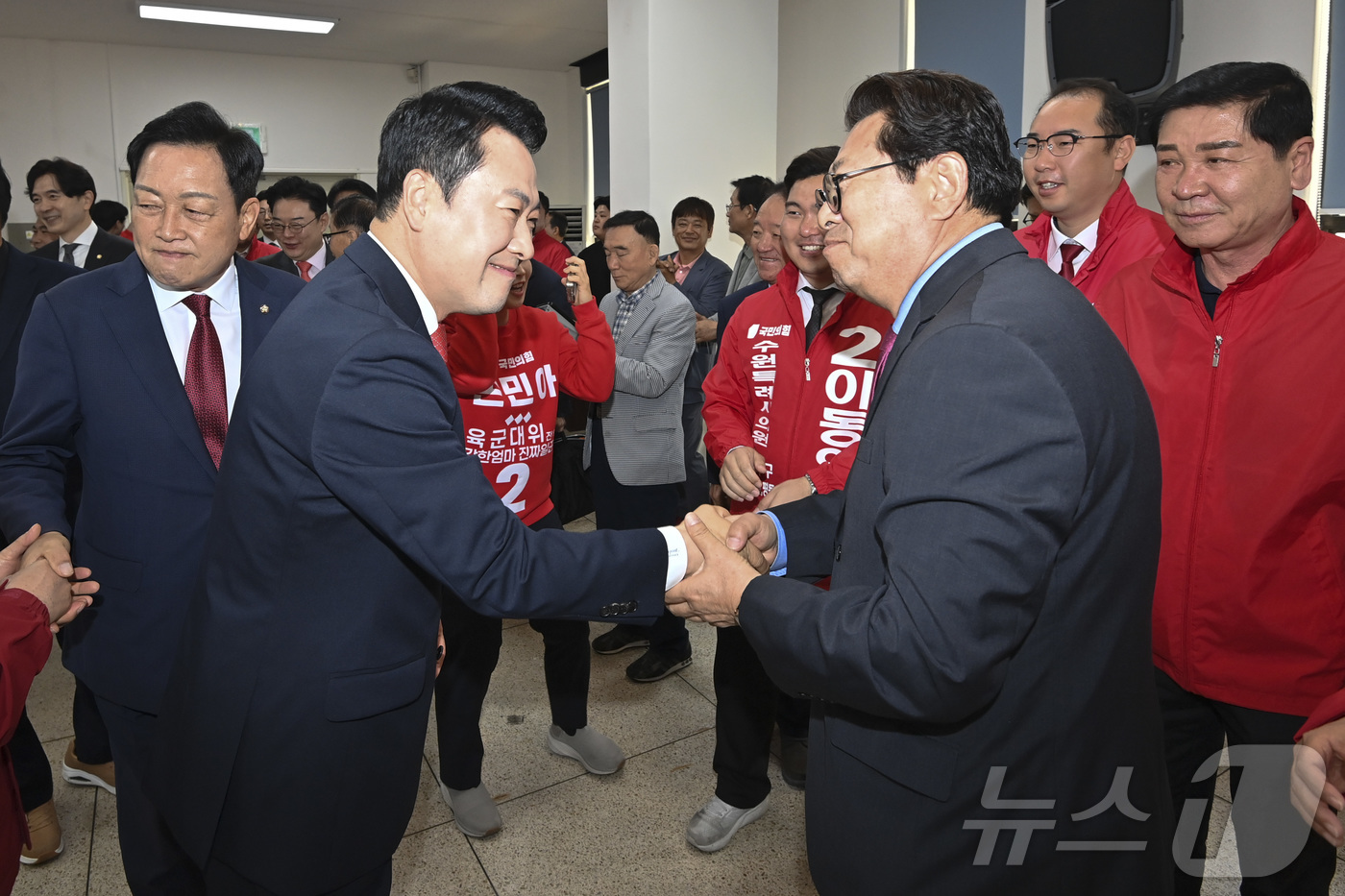 (수원=뉴스1) 황기선 기자 = 장동혁 국민의힘 대표가 6일 오전 경기 수원시 국민의힘 경기도당에서 열린 제9회 전국동시지방선거 경기도당 필승결의대회에서 지지자들과 인사하고 있다. …
