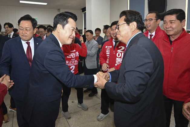 당원들과 악수하는 장동혁 대표