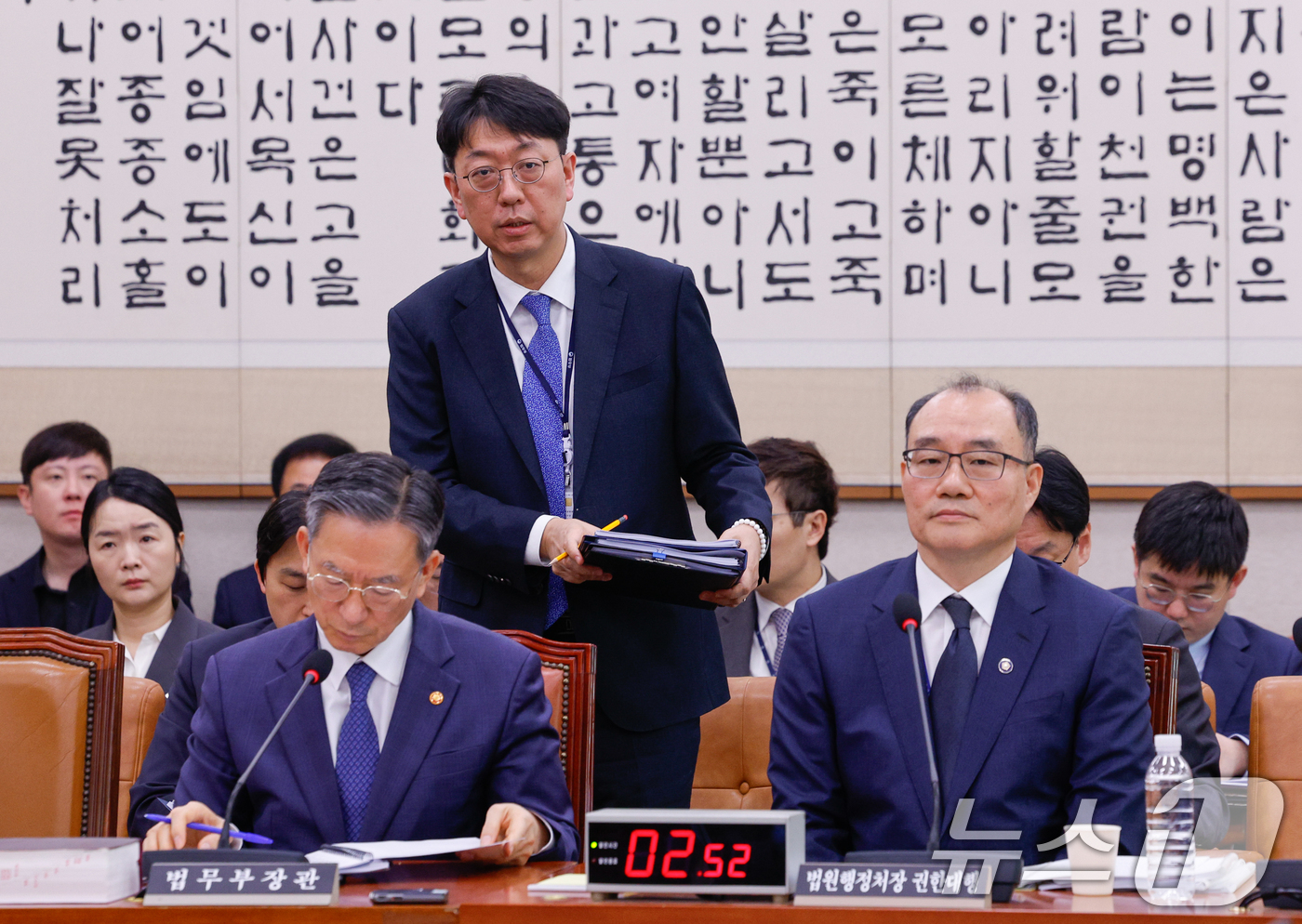 (서울=뉴스1) 안은나 기자 = 이응철 법무부 검찰국장이 6일 오전 서울 여의도 국회에서 열린 법제사법위원회 제435회 국회(임시회) 제1차 전체회의에 출석해 의원 질의에 답하고 …