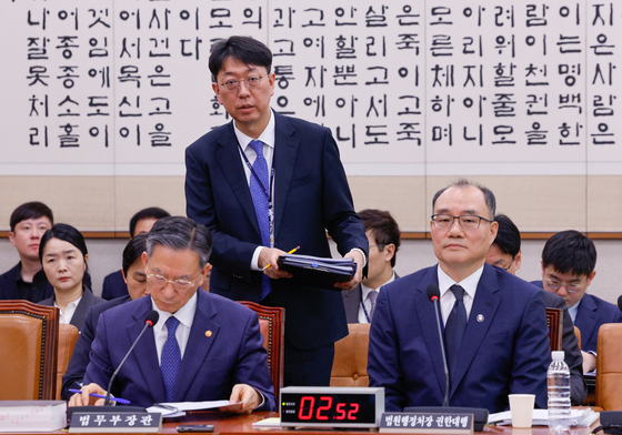 답변하는 이응철 검찰국장