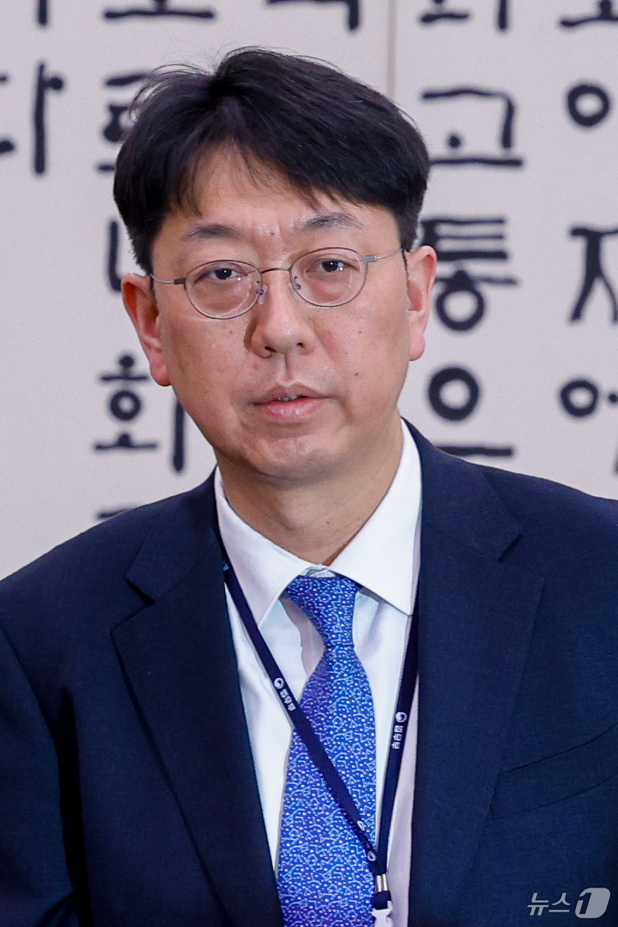(서울=뉴스1) 안은나 기자 = 이응철 법무부 검찰국장이 6일 오전 서울 여의도 국회에서 열린 법제사법위원회 제435회 국회(임시회) 제1차 전체회의에 출석해 의원 질의에 답하고 …