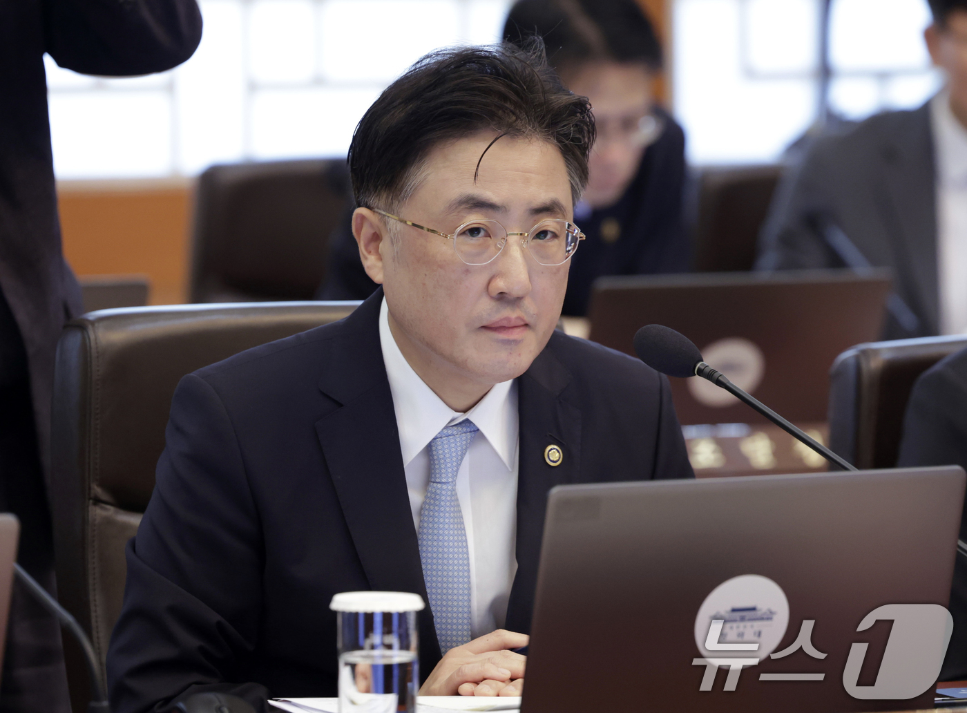(서울=뉴스1) 이재명 기자 = 이진수 법무부 차관이 6일 청와대에서 열린 제20회 국무회의 겸 제7차 비상경제점검회의에 참석해 있다. (청와대통신사진기자단) 2026.5.6/뉴스 …