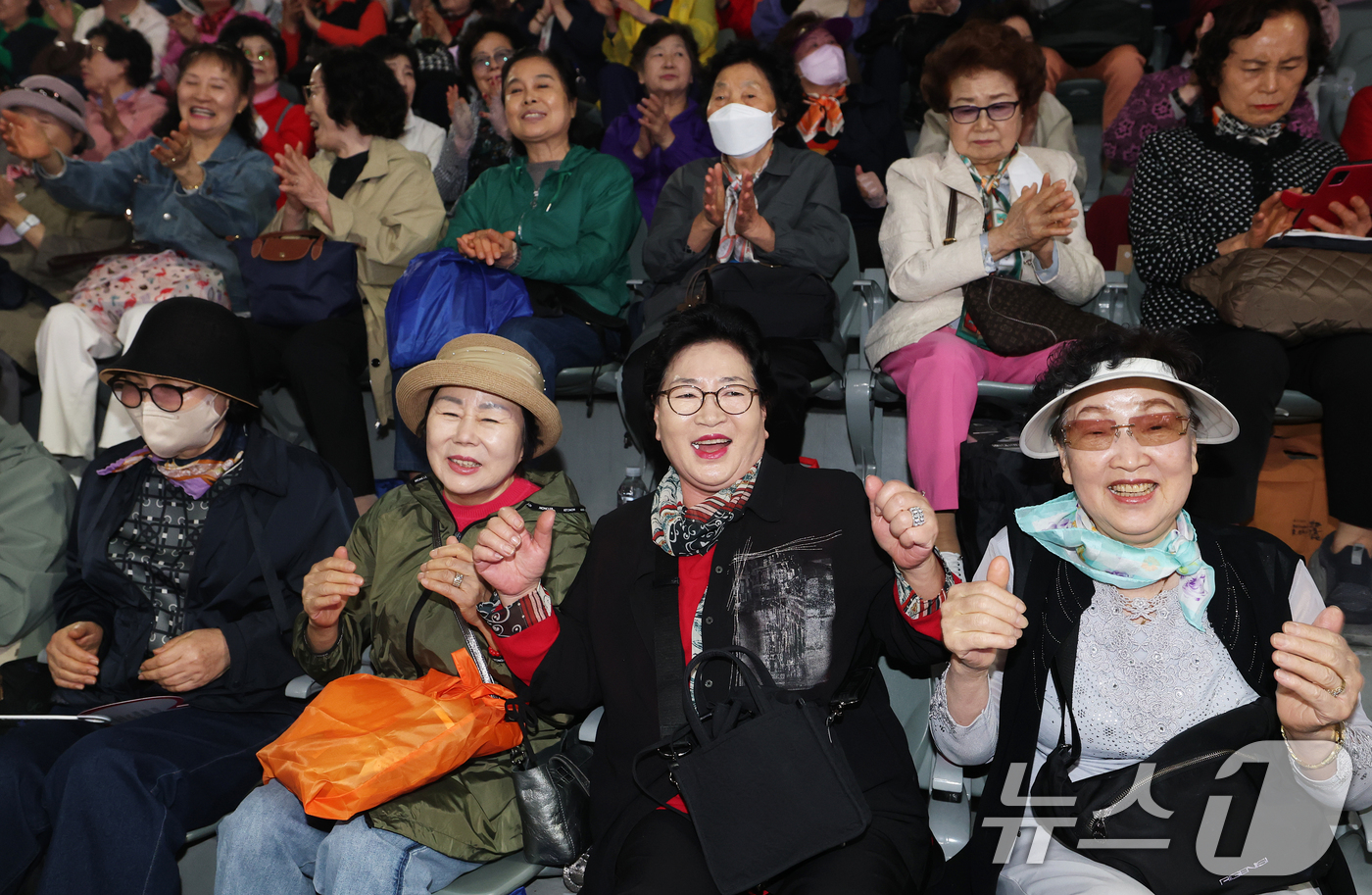 (서울=뉴스1) 오대일 기자 = 6일 서울 중구 장충체육관에서 열린 대한노인회 서울시연합회 제54회 어버이날 기념행사에서 어르신들이 축하공연을 즐기며 환하게 웃음짓고 있다. 202 …