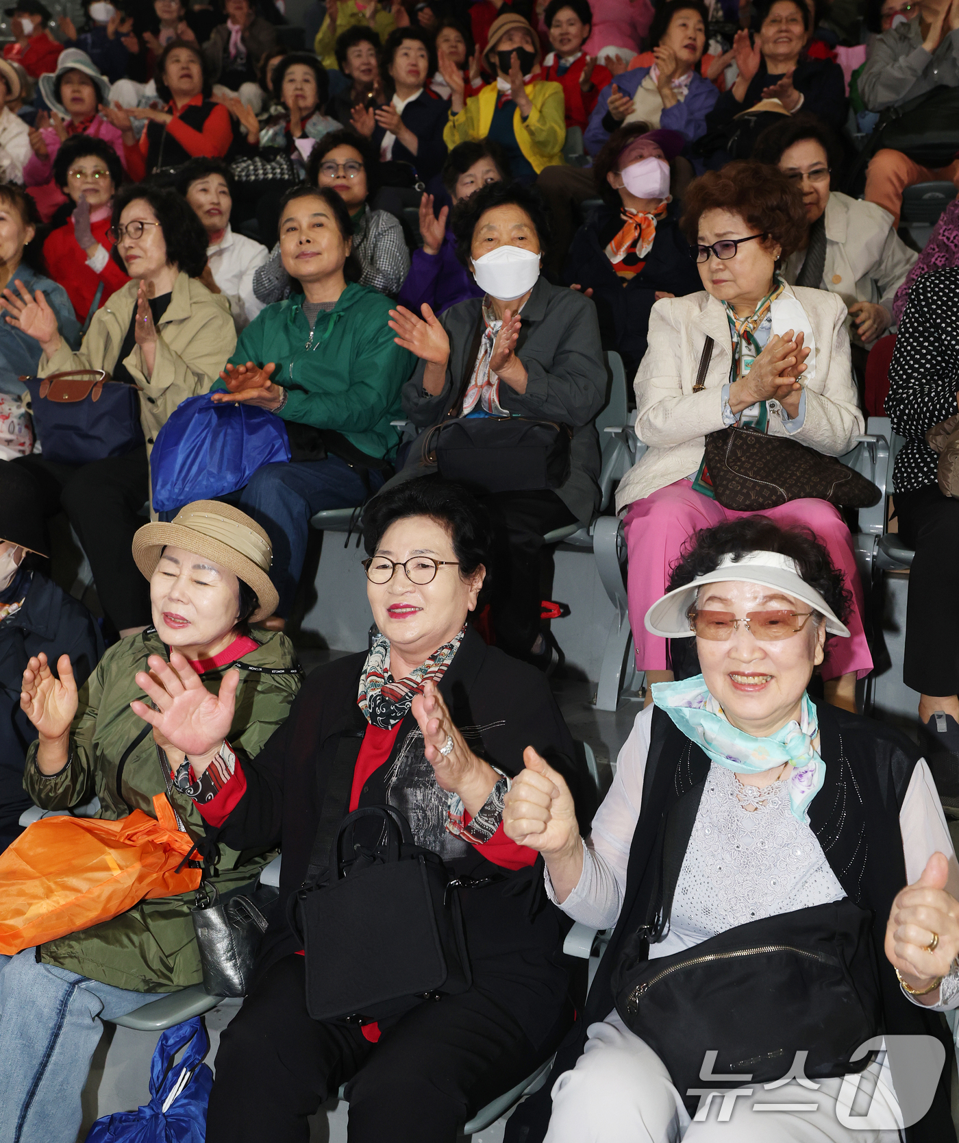(서울=뉴스1) 오대일 기자 = 6일 서울 중구 장충체육관에서 열린 대한노인회 서울시연합회 제54회 어버이날 기념행사에서 어르신들이 축하공연을 즐기며 환하게 웃음짓고 있다. 202 …