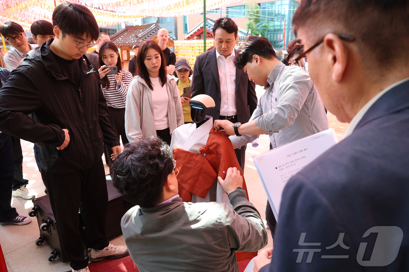 (서울=뉴스1) 박지혜 기자 = 6일 서울 종로구 조계사에서 열린 로봇 수계식에서 휴머노이드 로봇 G1 '가비'가 시작 전 점검을 받고 있다. (공동취재) 2026.5.6/뉴스1