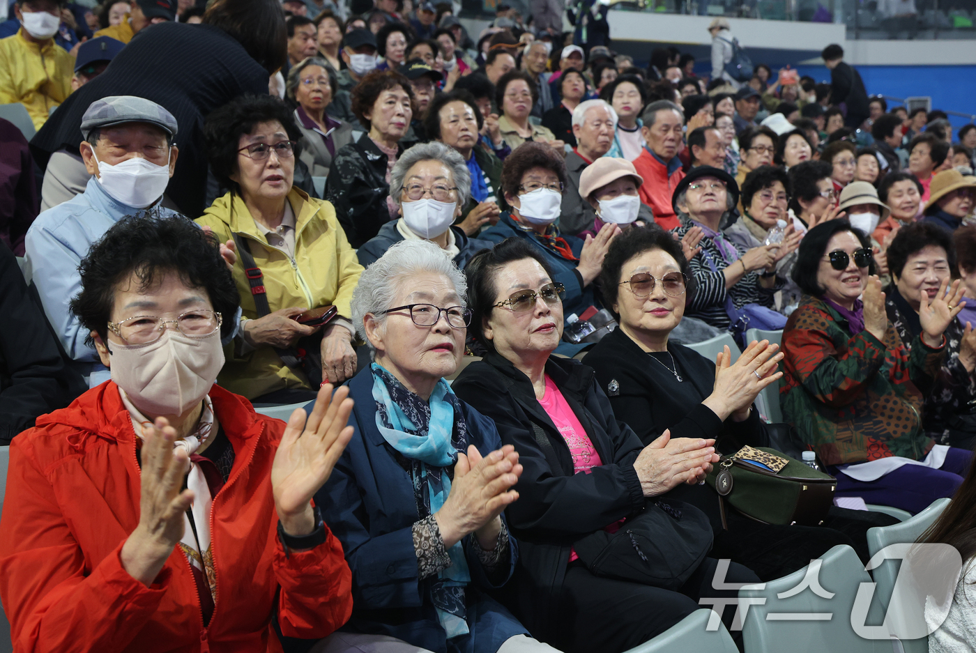 (서울=뉴스1) 오대일 기자 = 6일 서울 중구 장충체육관에서 열린 대한노인회 서울시연합회 제54회 어버이날 기념행사에서 어르신들이 축하공연을 즐기며 환하게 웃음짓고 있다. 202 …