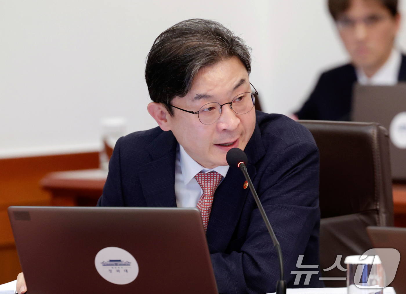 (서울=뉴스1) 허경 기자 = 이억원 금융위원장이 6일 청와대에서 열린 비상경제점검회의 겸 국무회의에서 발언하고 있다. (청와대통신사진기자단) 2026.5.6/뉴스1