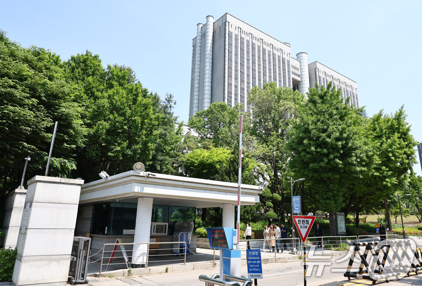 (서울=뉴스1) 최지환 기자 = 김건희 여사의 도이치모터스 주가조작 사건 2심을 맡은 신종오 서울고등법원 고법판사(55·사법연수원 27기)가 6일 오전 1시 경 서울법원종합청사에서 …