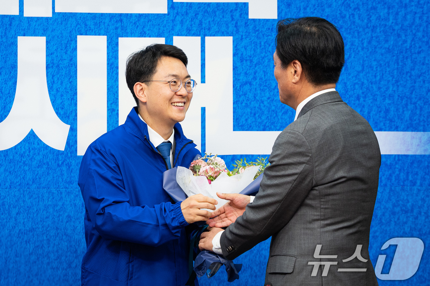 (서울=뉴스1) 유승관 기자 = 더불어민주당 6.3 지방선거 발탁인재 2호 박지원 최고위원이 6일 서울 여의도 국회에서 열린 발탁인재 환영식에서 조승래 사무총장으로부터 꽃다발을 건 …