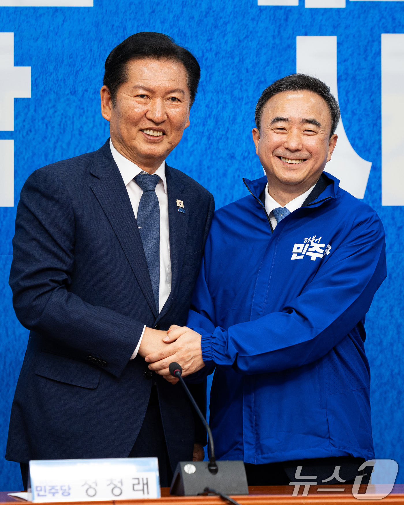 (서울=뉴스1) 유승관 기자 = 정청래 더불어민주당 대표가 6일 서울 여의도 국회에서 열린 발탁인재 환영식에서 발탁인재 3호 임문영 전 국가인공지능전략위원회 부위원장에게 당 점퍼를 …