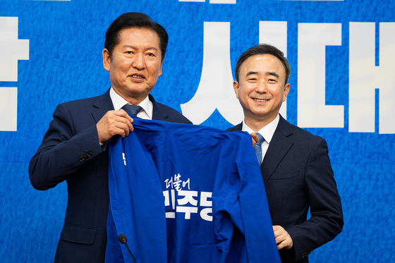 당 점퍼 든 정청래 대표와 임문영 전 국가인공지능전략위원회 부위원장
