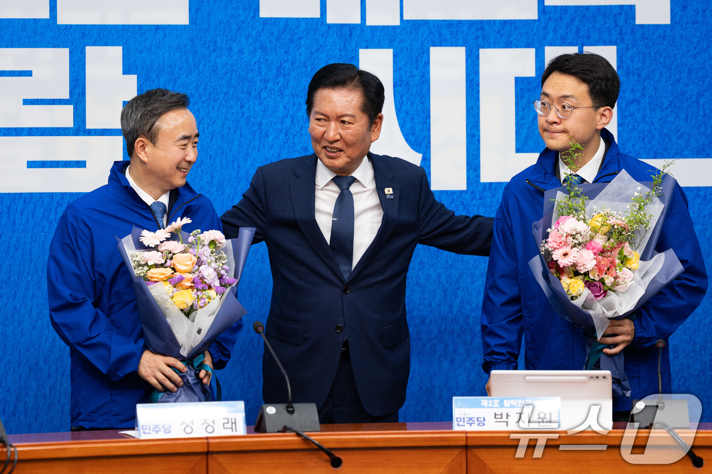 (서울=뉴스1) 유승관 기자 = 더불어민주당 6.3 지방선거 발탁인재 2호 박지원 최고위원과 3호 임문영 전 국가인공지능전략위원회 부위원장이 6일 서울 여의도 국회에서 열린 발탁인 …